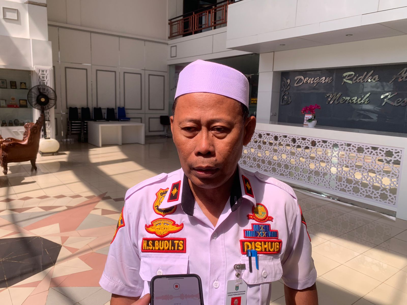 DICEGAT: Kepala Dinas Perhubungan Kabupaten Tanah Bumbu, Setia Budi memberi keterangan ihwal arus mudik kepada wartawan. (Foto: Zulqarnain/Radar Banjarmasin)