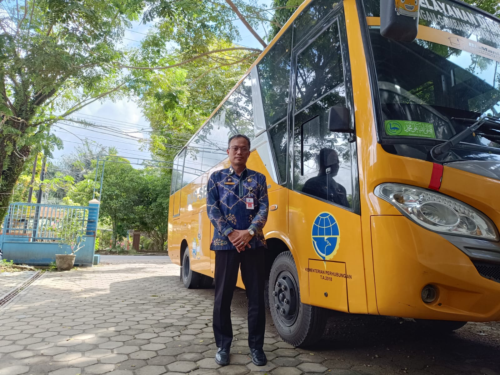 SUDAH SIAP: Plt Kepala Dishub HSS Hendro Martono menunjukkan Bus Gadis untuk saat lebaran nanti.(Foto Salahudin/Radar Banjarmasin)