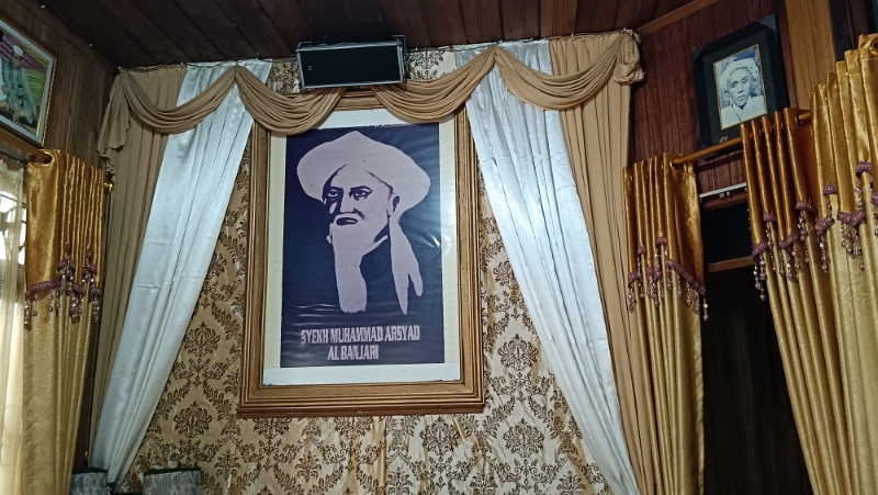 TERPAJANG: Foto Datu Kelampayan versi asli yang dibawa oleh anggota DPR RI dari Museum Leiden Belanda kini berada di rumah Ustaz Daudi Dalam Pagar.