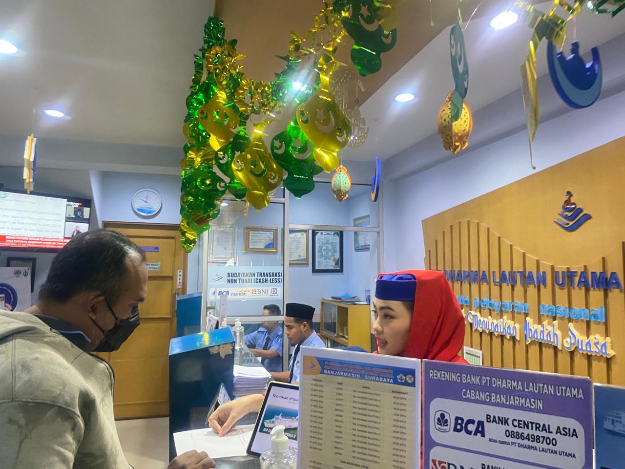 TIKET: Suasana penjualan tiket kapal di kantor DLU Banjarmasin