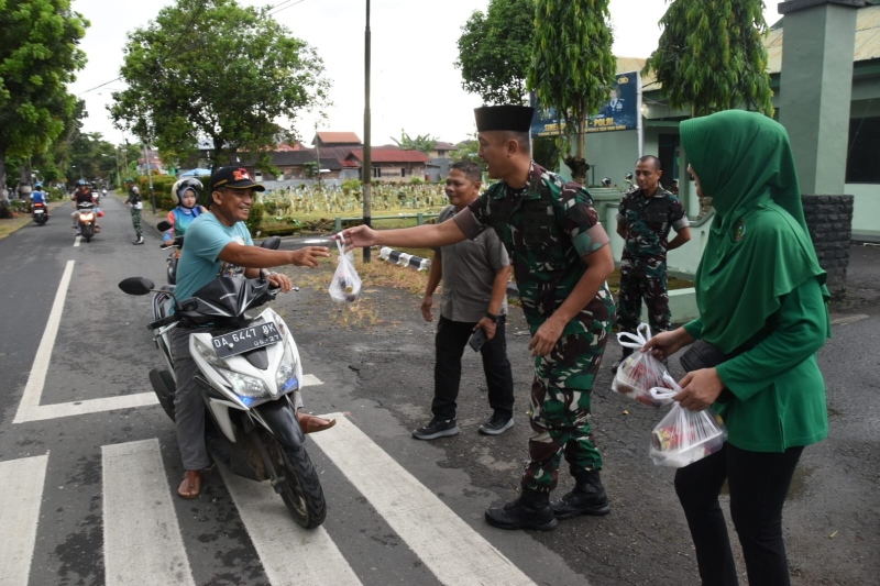 BERBAGI: Dandim dan jajaran Persit Kartika Chandra Kirana Cabang XXV Dim 1002 berbagi takjil.