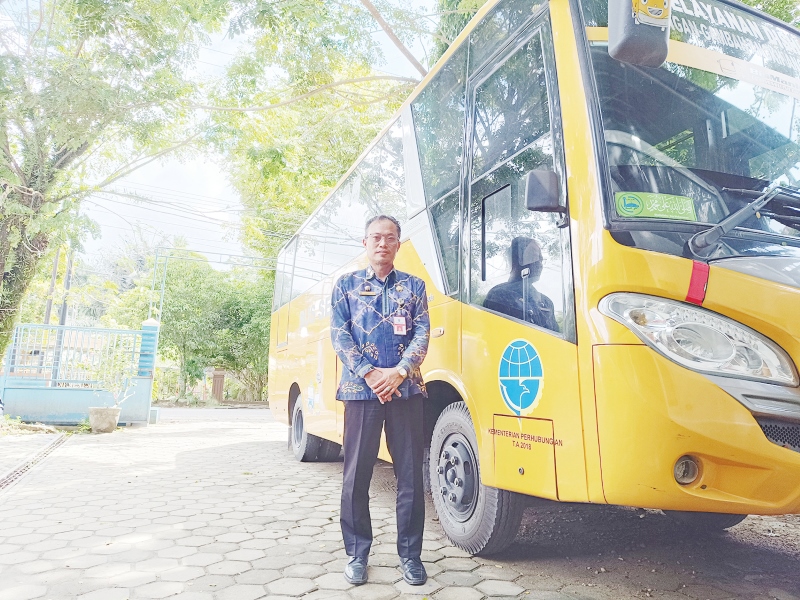 BUS GADIS: Plt Kepala Dishub HSS Hendro Martono menunjukkan Bus Gadis saat lebaran nanti.