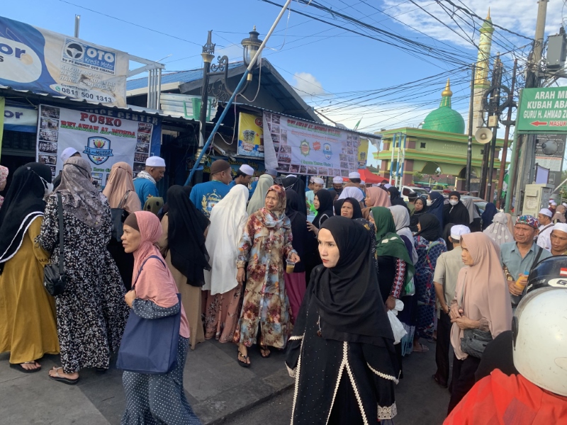 SARAT SEJARAH: Jemaah menyesaki kawasan Masjid Jami Sungai Jingah. Masjid di Banjarmasin Utara ini telah berusia 247 tahun. Kemarin (28/3) digelar Haul Guru Zuhdi ke-4.
