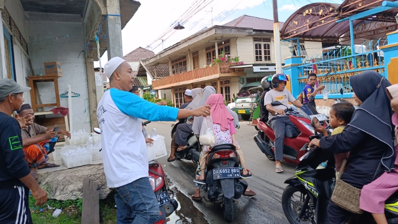 TRADISI: Warga Gang Madrasah Sekumpul mengolah dan membagikan bubur untuk berbuka puasa, Kamis (28/3).