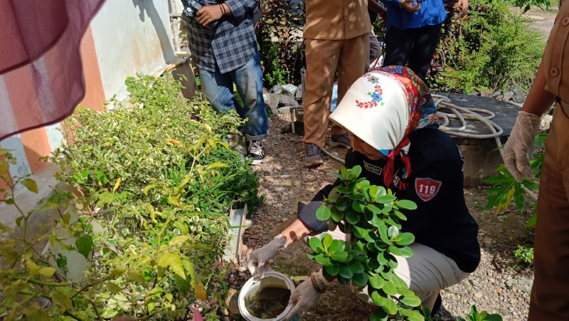 PEMBERANTASAN: Kadinkes Banjar Yasna Khairina saat meluncurkan Gerakan PSN di Cindai Alus, beberapa waktu lalu.