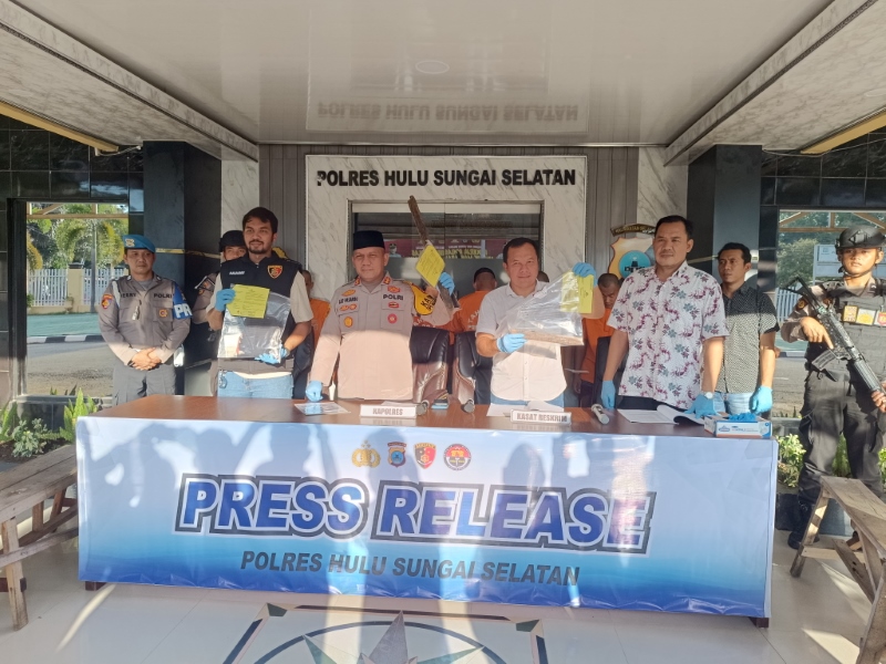 PRESS RELEASE: Kapolres HSS AKBP Leo Martin Pasaribu didampingi Kasat Reskrim AKP Widodo Saputro menunjukkan barang bukti pengeroyokan.