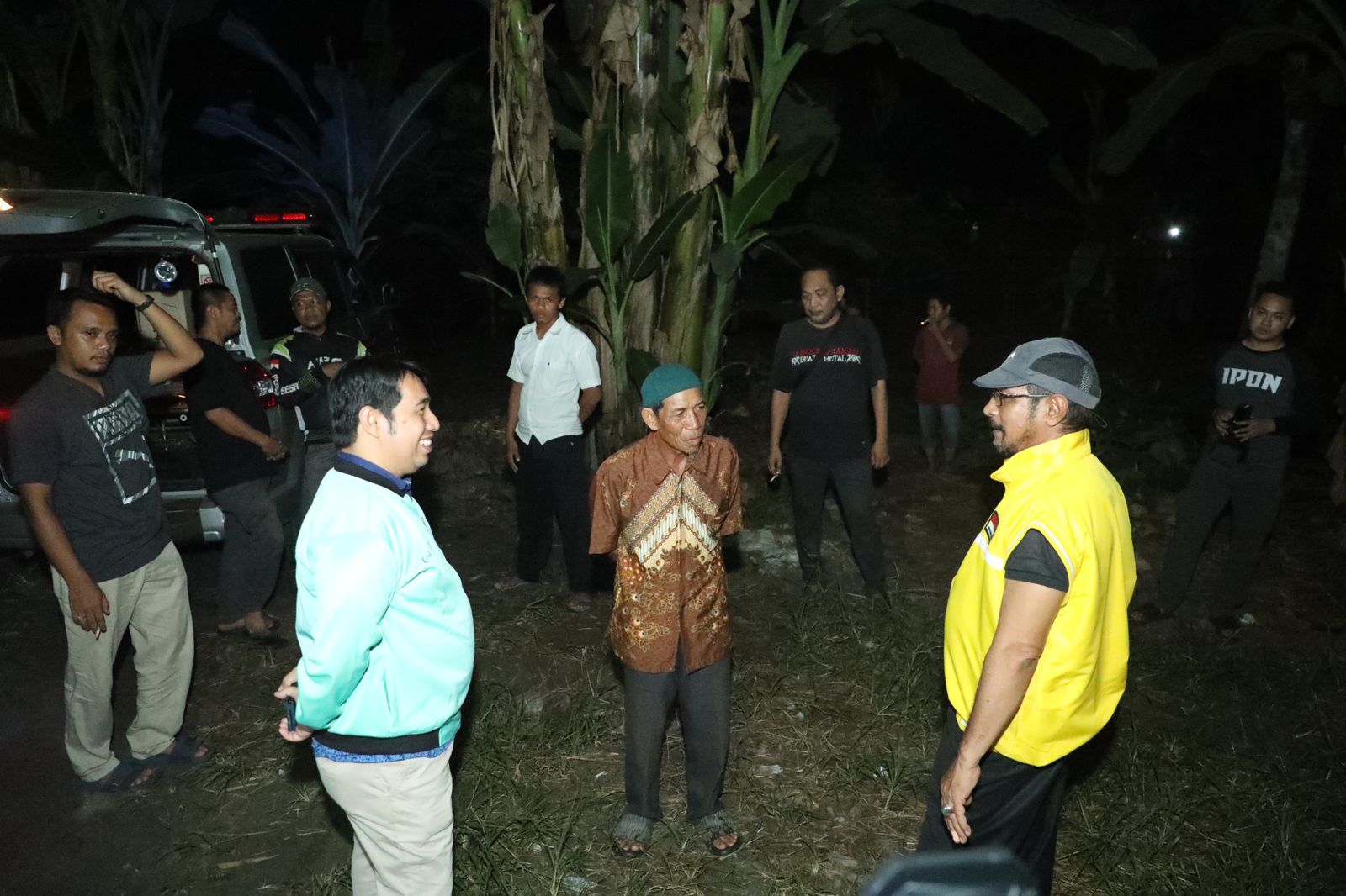 BEBAS PASUNG:Kepala Dinas Kesehatan (Dinkes) Kabupaten HSU, dr Moch Yandi Friyadi (kiri) bersama Pj Bupati HSU, Zakly Asswan (kanan) dan tim terkait jelang evakuasi terduga ODGJ di Desa Pulau Damar.