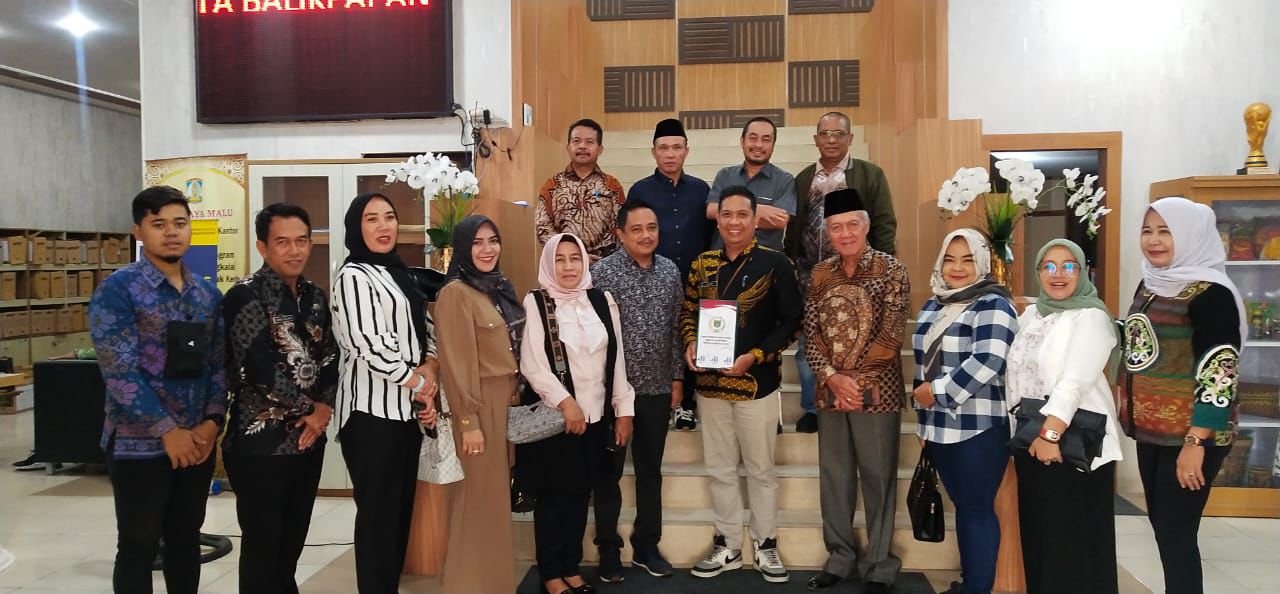 CENDRA MATA: DPRD Tanah Bumbu menyerahkan cendera mata saat kunjungan kerja di DPRD Balikpapan.