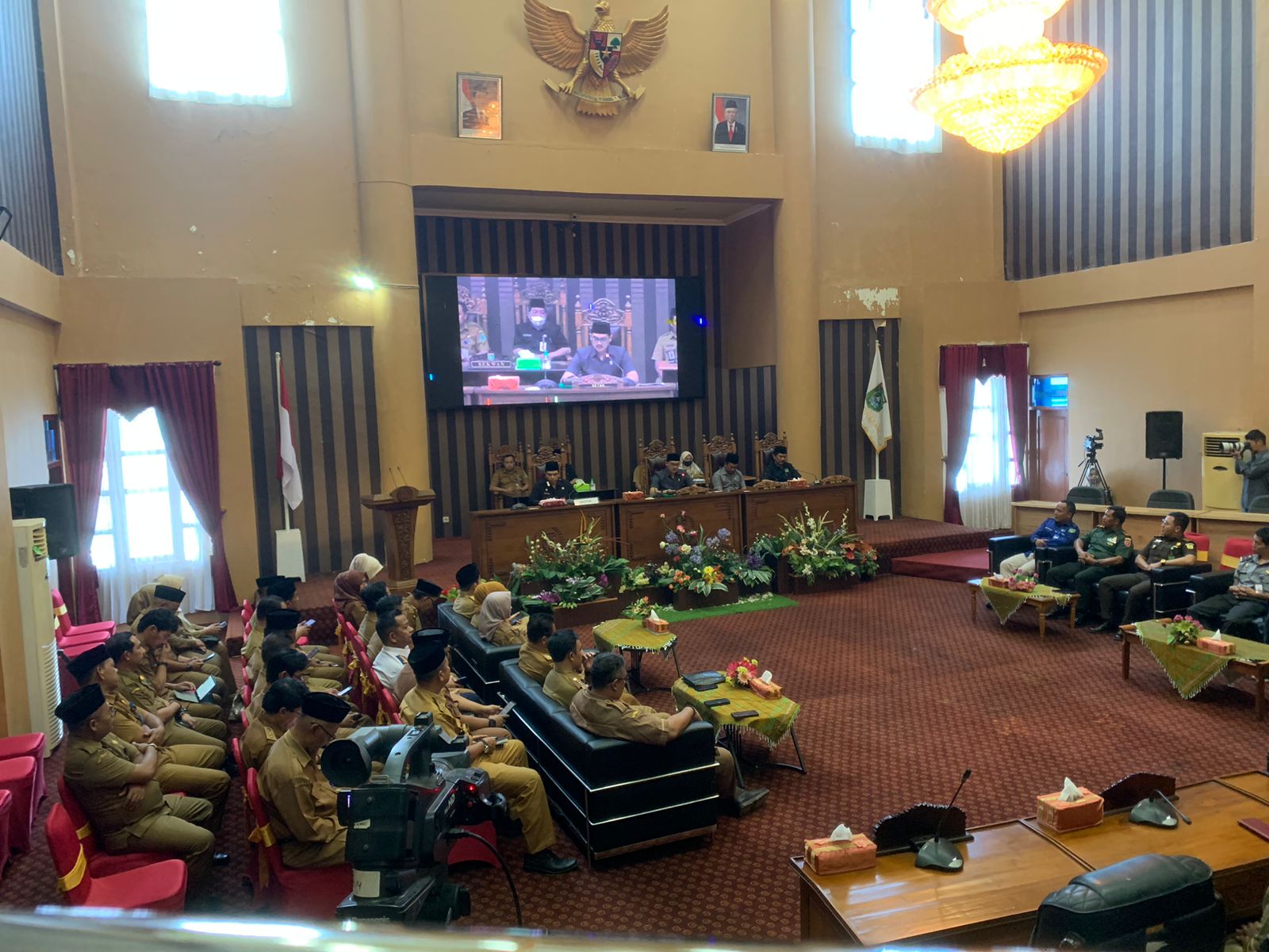PIMPIN RAPAT: Ketua DPRD Tanah Bumbu, Andrean Atma Maulani, memimpin rapat paripurna, kemarin (25/3).