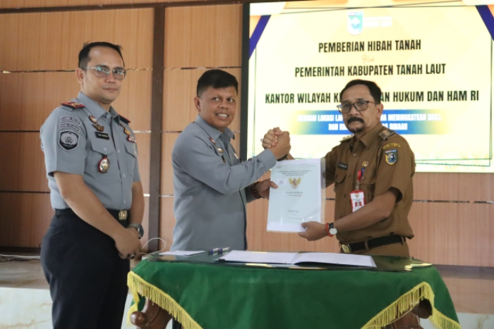 DISERAHKAN: Pj Bupati Tala, Syamsir Rahman bersama perwakilan Kemenkumham Kalsel dalam acara hibah lahan untuk pembangunan lapas terbuka dari Pemkab Tala.(foto:Kanwil Kemenkumham Kalsel untuk Radar Ba