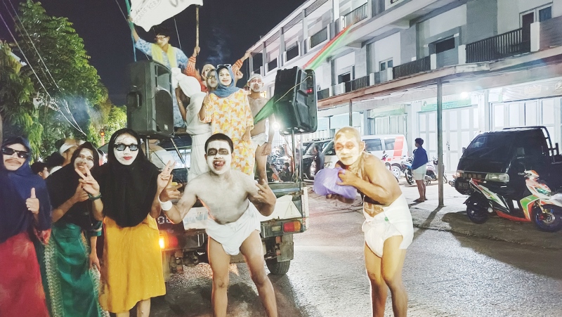 RAMAI: Warga Martapura bagarakan sahur meramaikan malam 20 ramadan, Minggu (31/3).