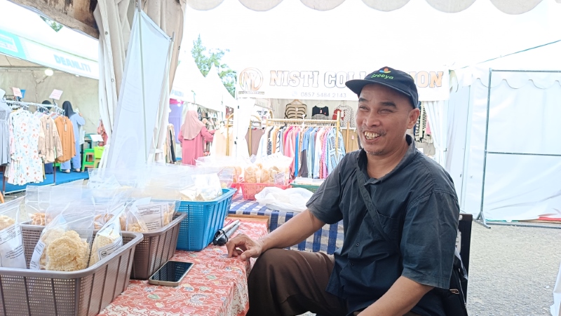 SENANG: Sigit Kurniawan dan jualannya di stan pasar Ramadan di Lapangan Murjani, Banjarbaru, Jumat (29/3).