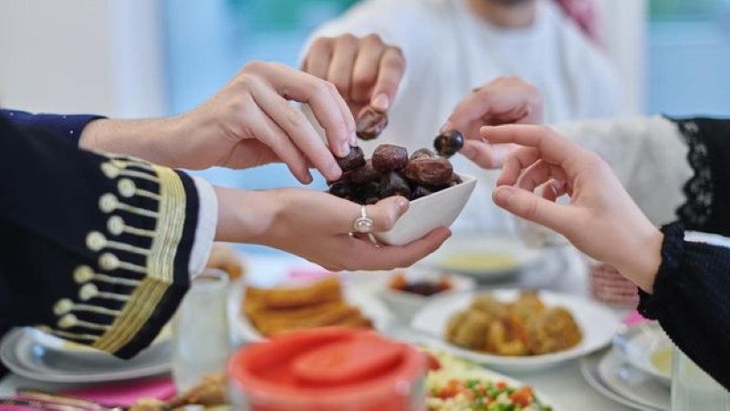 Salah satu manfaat buka puasa bersama saat Ramadan adalah dapat menciptakan interaksi yang positif.
