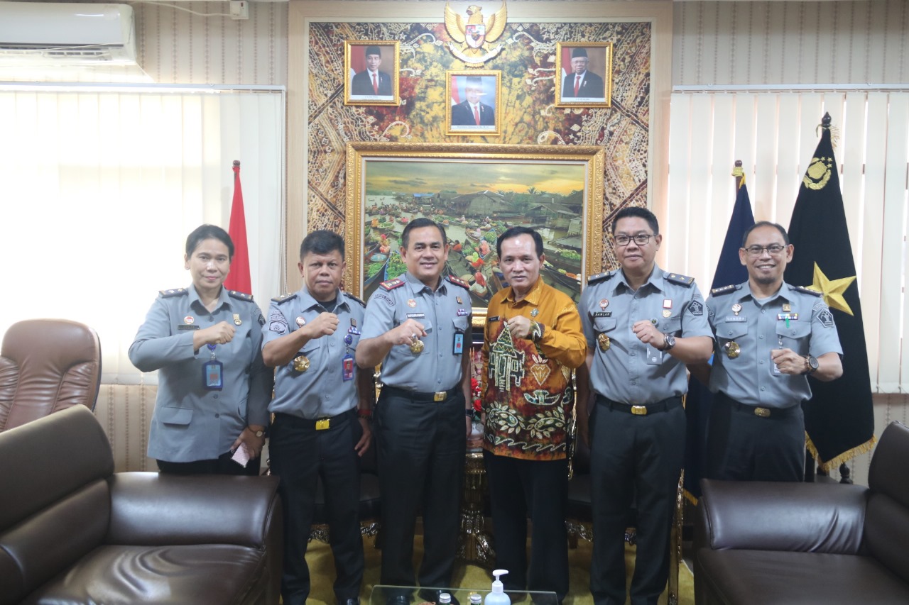 SALING DUKUNG:Kakanwil Kemenkumham Kalsel, Taufiqurrakhman beserta jajaran berfoto bersama Kepala BNN Kalsel, Brigadir Jenderal Polisi Wisnu A.(foto:Kanwil Kemenkumham Kalsel untuk Radar Banjarmasin)