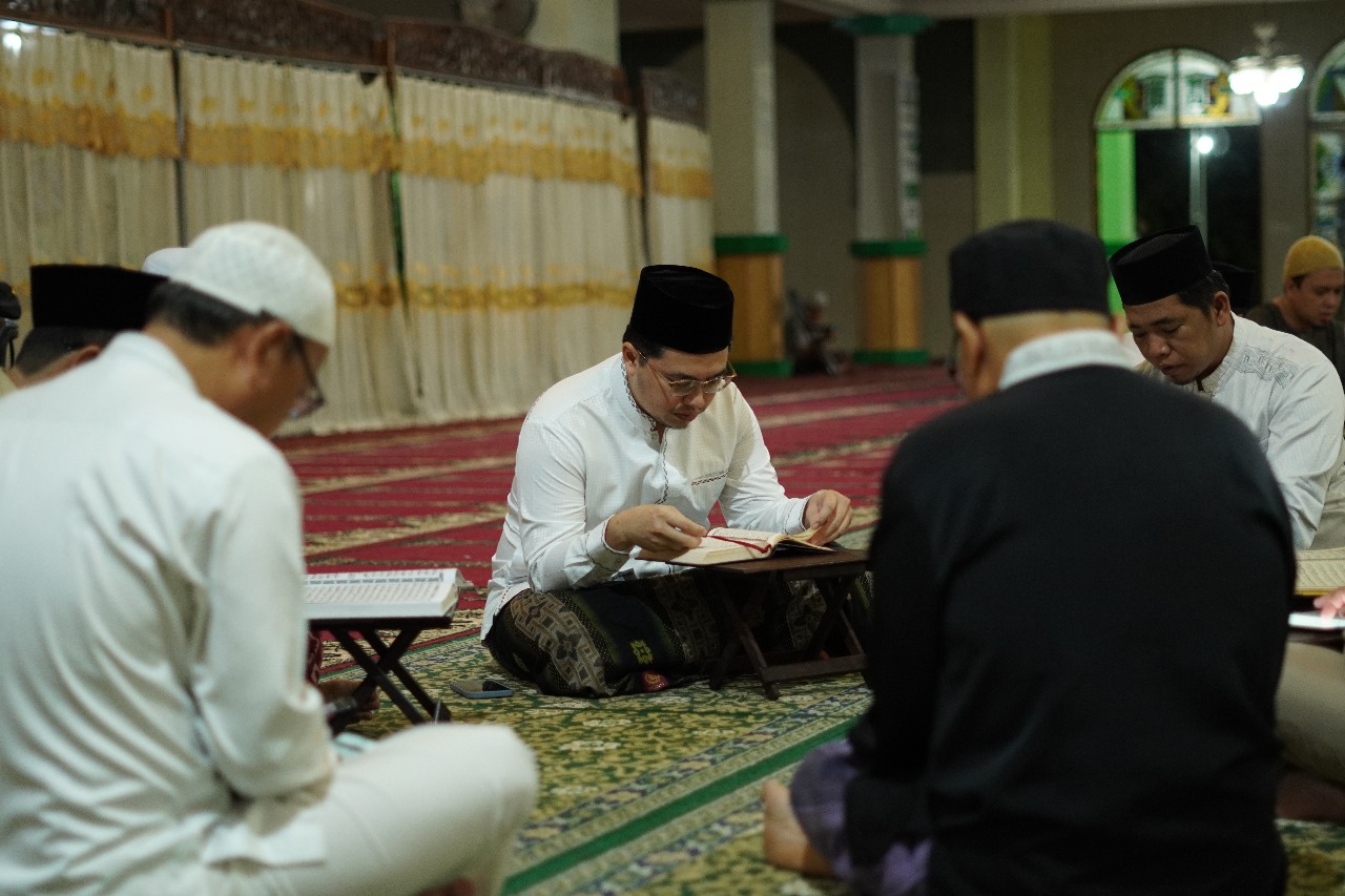 BERHARAP KEMULIAAN: Bupati HST, H Aulia Oktafiandi saat melaksanakan Qiyamul Lail.