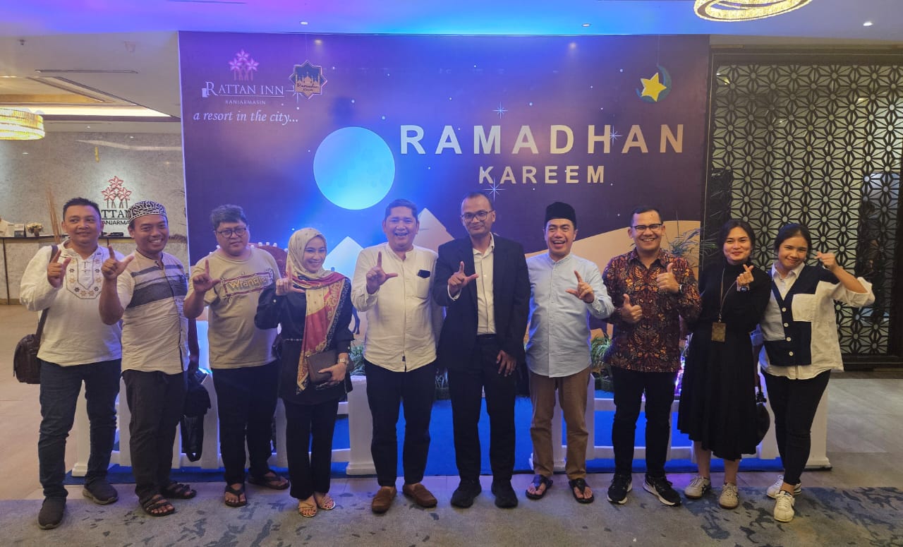 SILATURAHMI - Berfoto bersama usai buka puasa