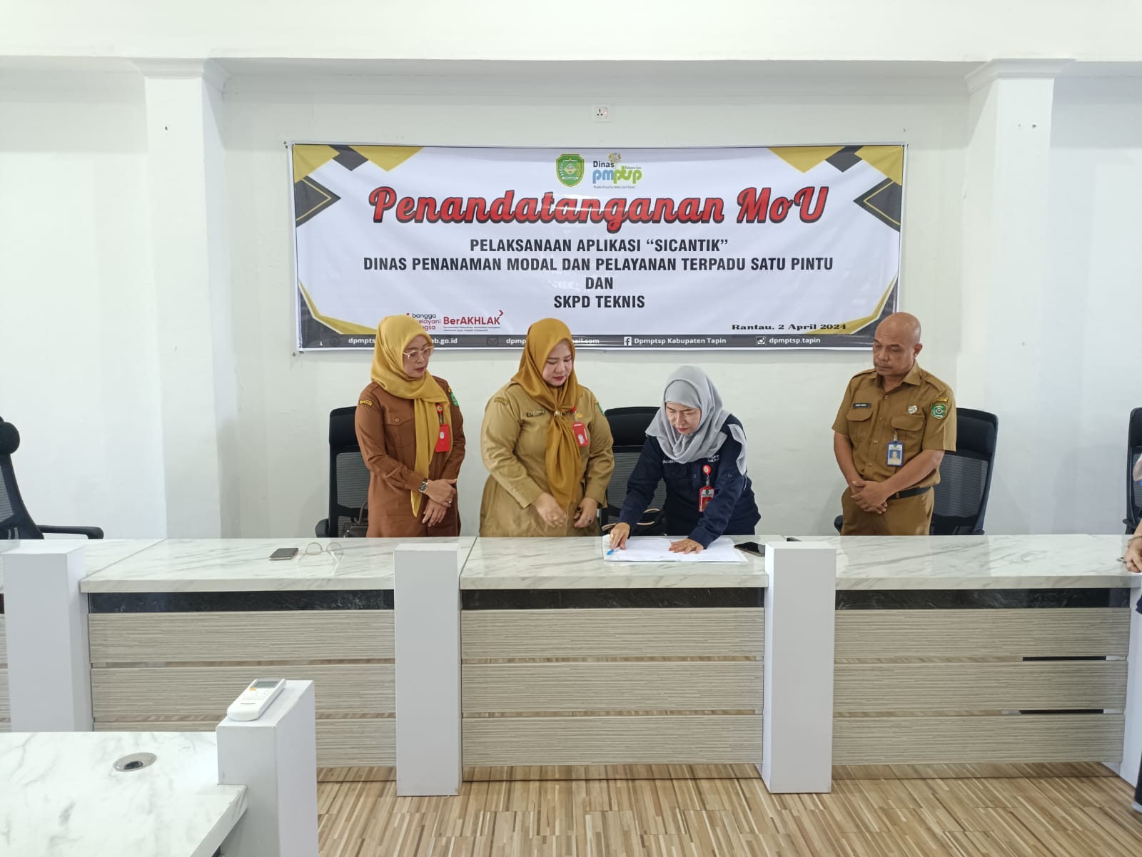PENANDATANGANAN: Kepala DPMPTSP Tapin Fauziah bersama beberapa Dinas terkait melakukan penandatanganan MOU di Aula MPP.