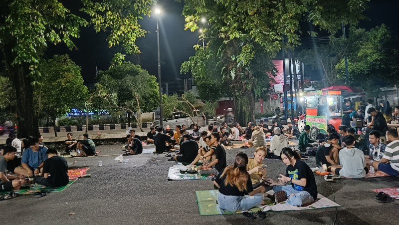 RAMAI: Pelataran Museum Lambung Mangkurat Banjarbaru tiap malam dipadati anak muda. Sekarang live music dilarang di sana.