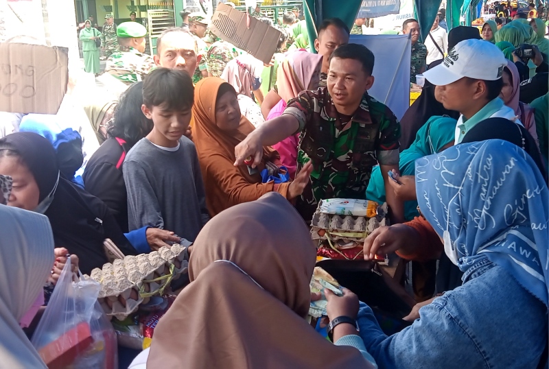 PASAR MURAH: Warga mengepung stan telur ayam di pasar murah yang digelar Korem 101/Antasari.