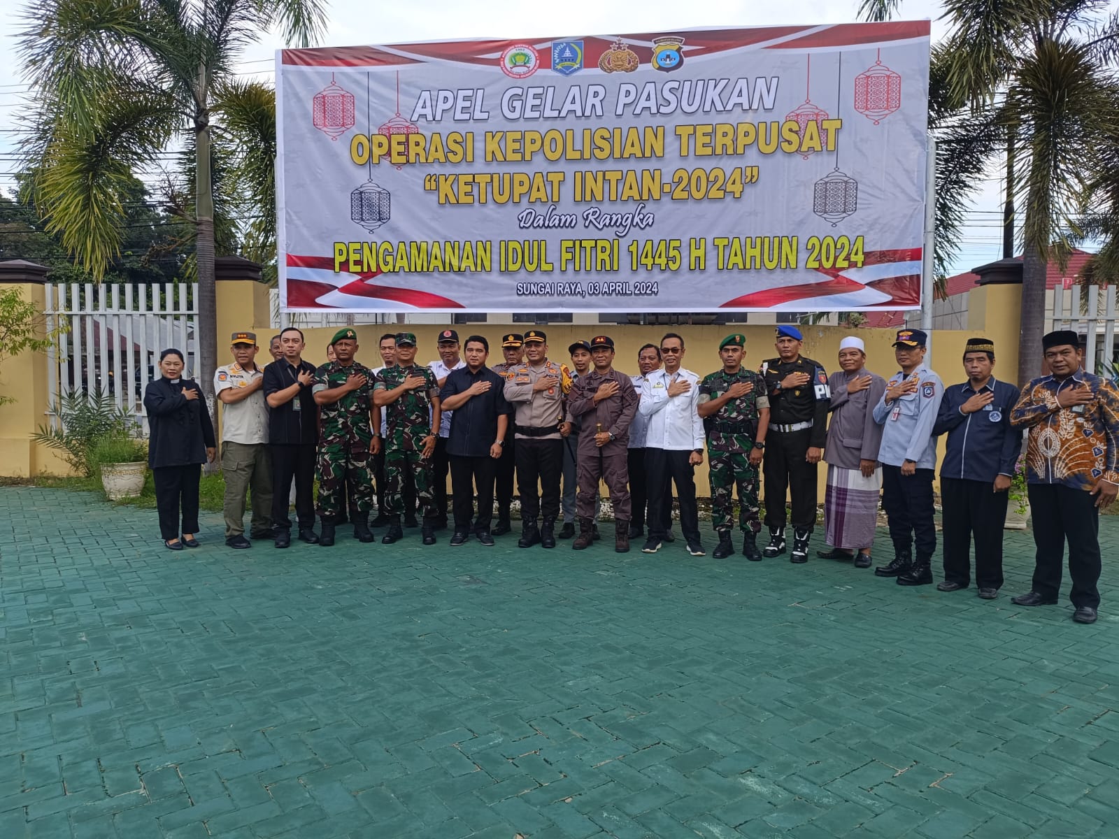 FOTO BERSAMA : Ketua DPRD HSS H Akhmad Fahmi (HAF) berfoto bersama dengan Forkopimda dan instansi terkait usai Apel Apel Operasi Ketupat Intan 2024 di Mapolres HSS.