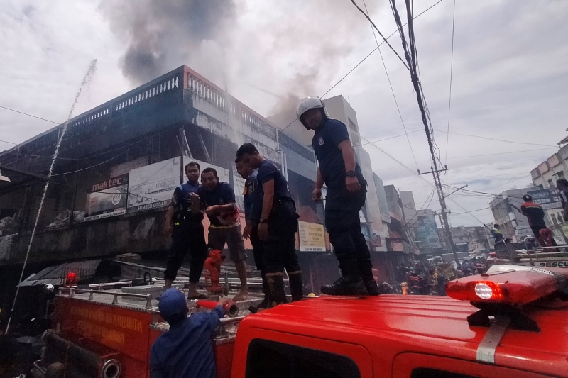 BERAKSI: Damkar Banjarmasin menghadapi kebakaran beberapa waktu lalu.