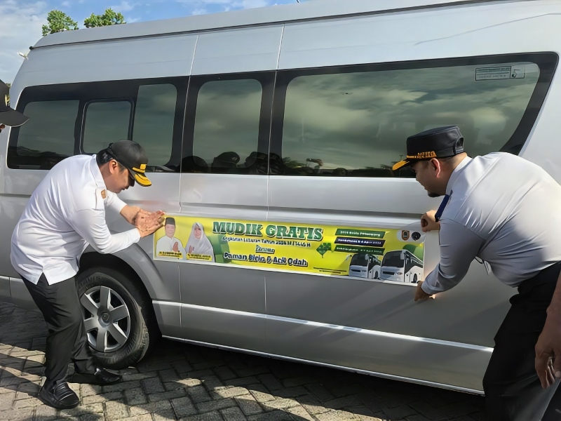 SIAP MUDIK: Pemasangan stiker mudik gratis pada minibus yang disiapkan untuk angkutan mudik Lebaran 2024 di Banjarbaru, Rabu (3/4) pagi.
