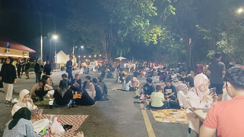 BERBEDA: Tempat nongkrong di pelataran Museum Lambung Mangkurat tampak beda, karena tanpa live music, Rabu (3/4) malam.