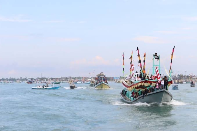 BERLAYAR: Sejumlah kapal nelayan Pagatan berlayar ke tengah laut saat puncak Mappanretasi, beberapa tahun lalu. -