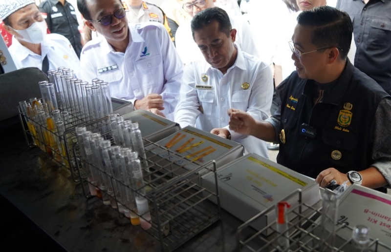 UJI SAMPEL: Wali Kota Banjarmasin, Ibnu Sina dan wakilnya Arifi n Noor memantau uji sampel BPOM di Sentra Antasari, Rabu (3/4).