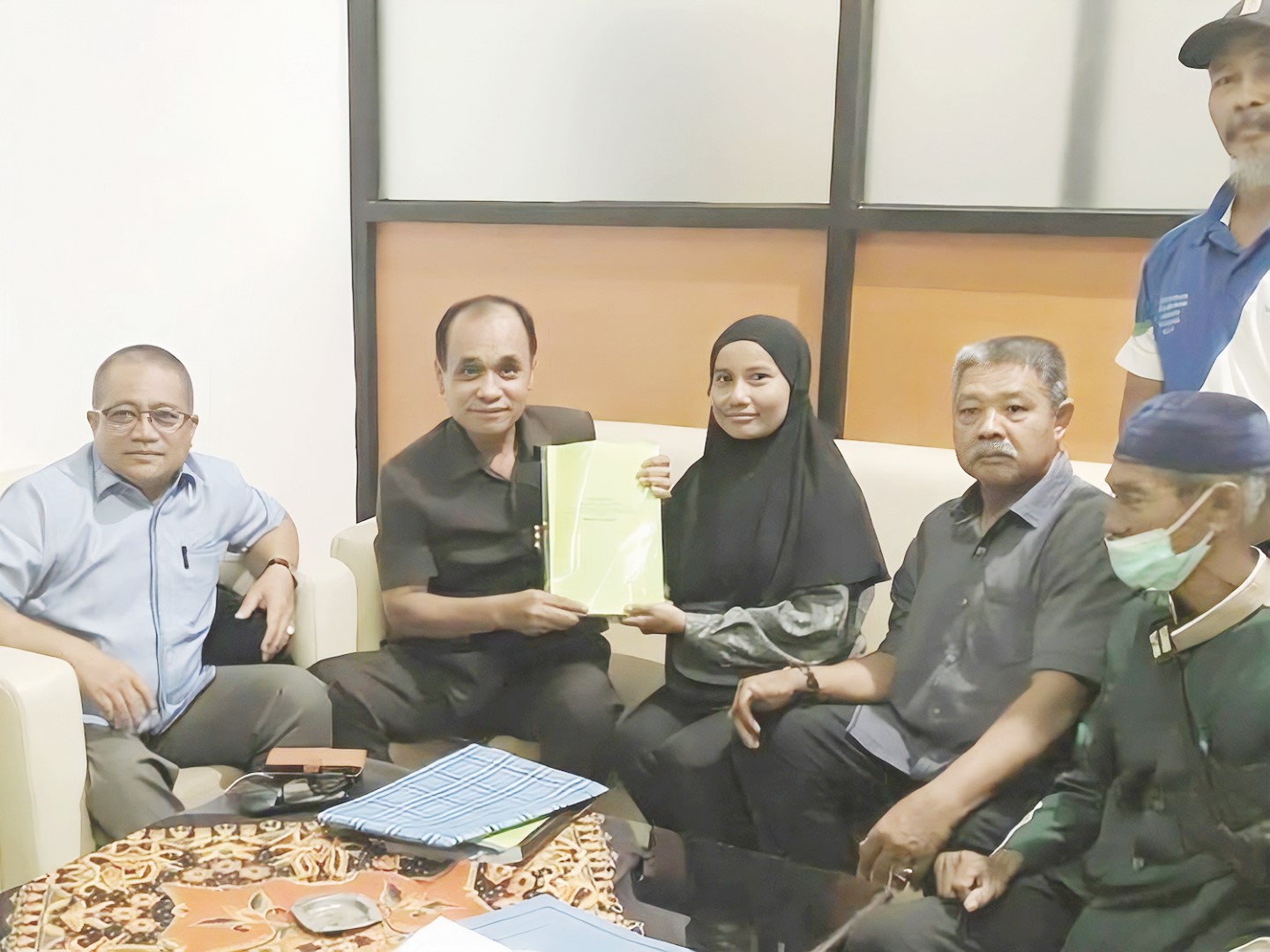 SIAP BANTU: Ketua Komisi I DPRD Kota Banjarbaru, Takyin Baskoro menerima aduan warga terkait persoalan dugaan sengketa lahan. (FIKRI UNTUK RADAR BANJARMASIN)