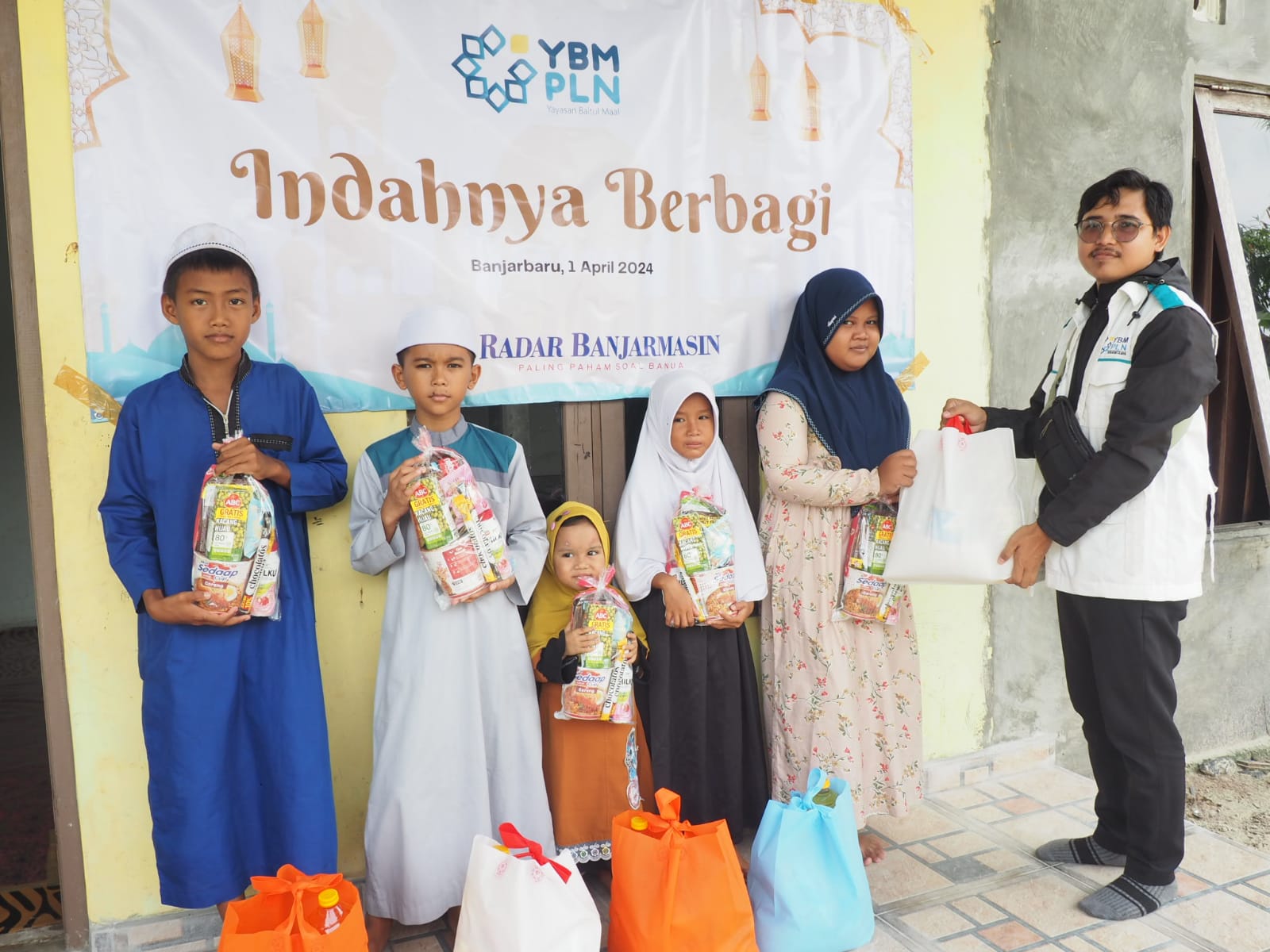 SERAHKAN: Perwakilan YBM PLN UIP3B Kalimantan saat menyerahkan bvantuan secara simbolis kepada penerima manfaat.