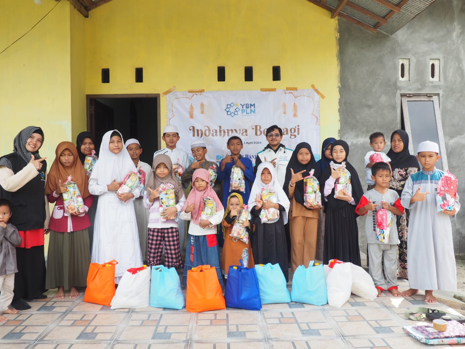 BERBAGI: Perwakilan YBM PLN UIP3B Kalimantan bersama penerima manfaat di Kelurahan Guntung Manggis Banjarbaru