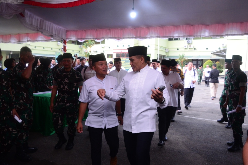 SELAMAT DATANG: Pangdam VI/Mulawarman Mayjen TNI Tri Budi Utomo bersama Danrem 101/Antasari Brigjen Inf Ari Aryanto di Banjarmasin, Rabu (3/4).
