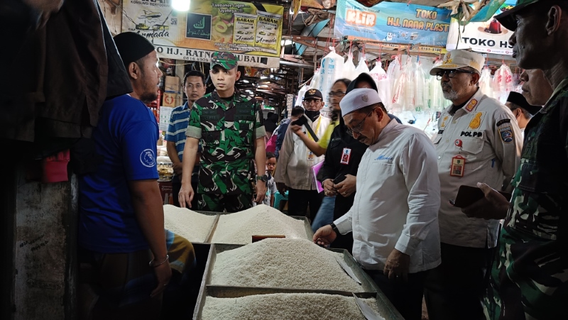 PANTAUAN: Wabup Banjar Habib Idrus Al-Habsyi bersama TPID turun ke pasar Taibah Martapura untuk memantau harga bahan pokok, Jumat (5/4).