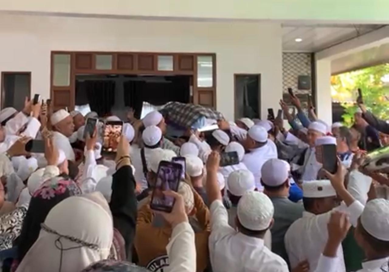 JENAZAH: Jenazah Guru H Saifuddin Zuhri atau Abah Guru Banjar Indah dibawa ke dalam rumah beliau untuk disalatkan. (Foto: Muhammad Oscar Fraby/RADAR BANJARMASIN)