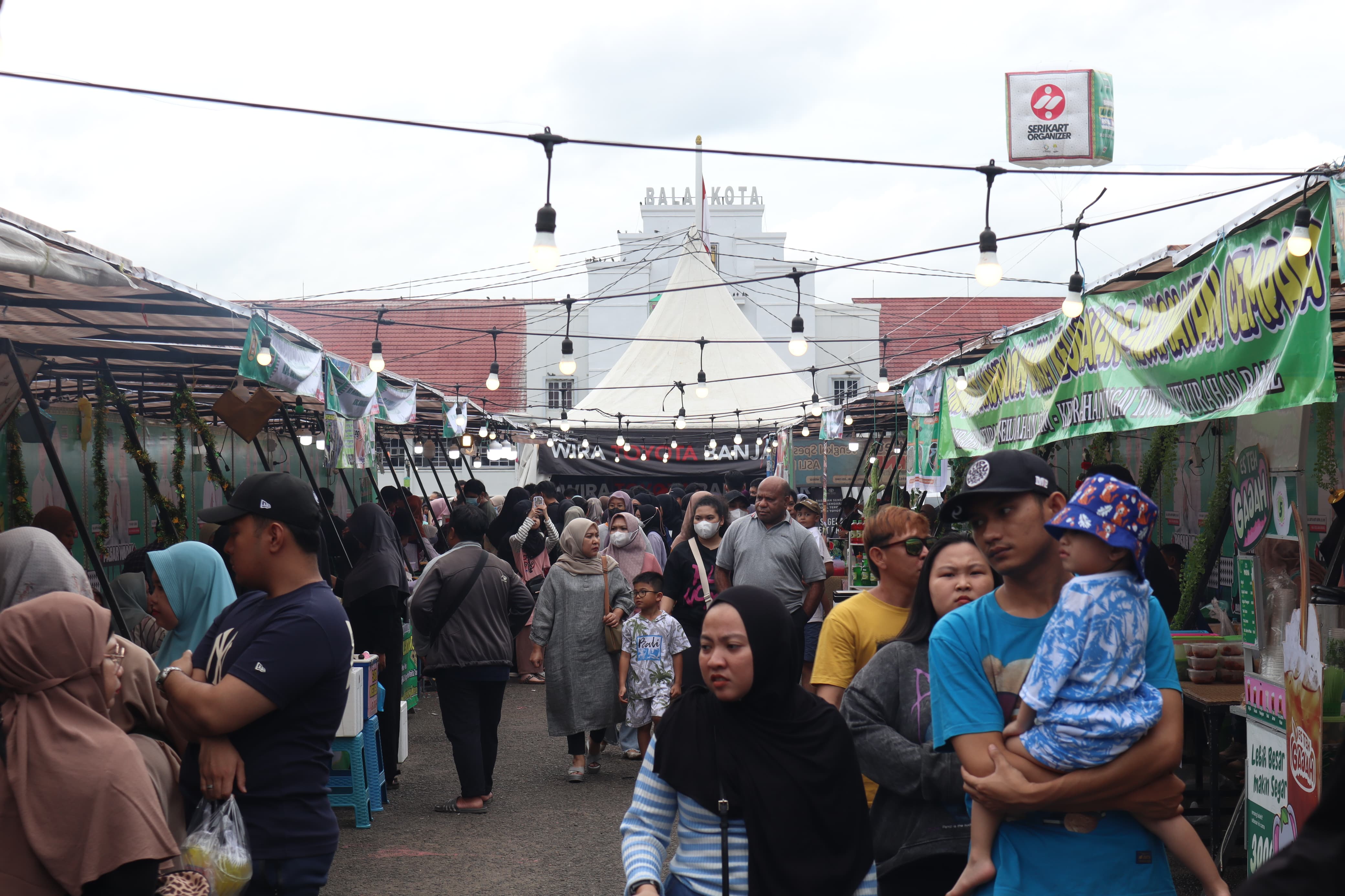 SELALU RAMAI: Suasana di BRF 2024 di Lapangan Murjani, Banjarbaru.(foto:M Fadlan Zakiri/Radar Banjarmasin)