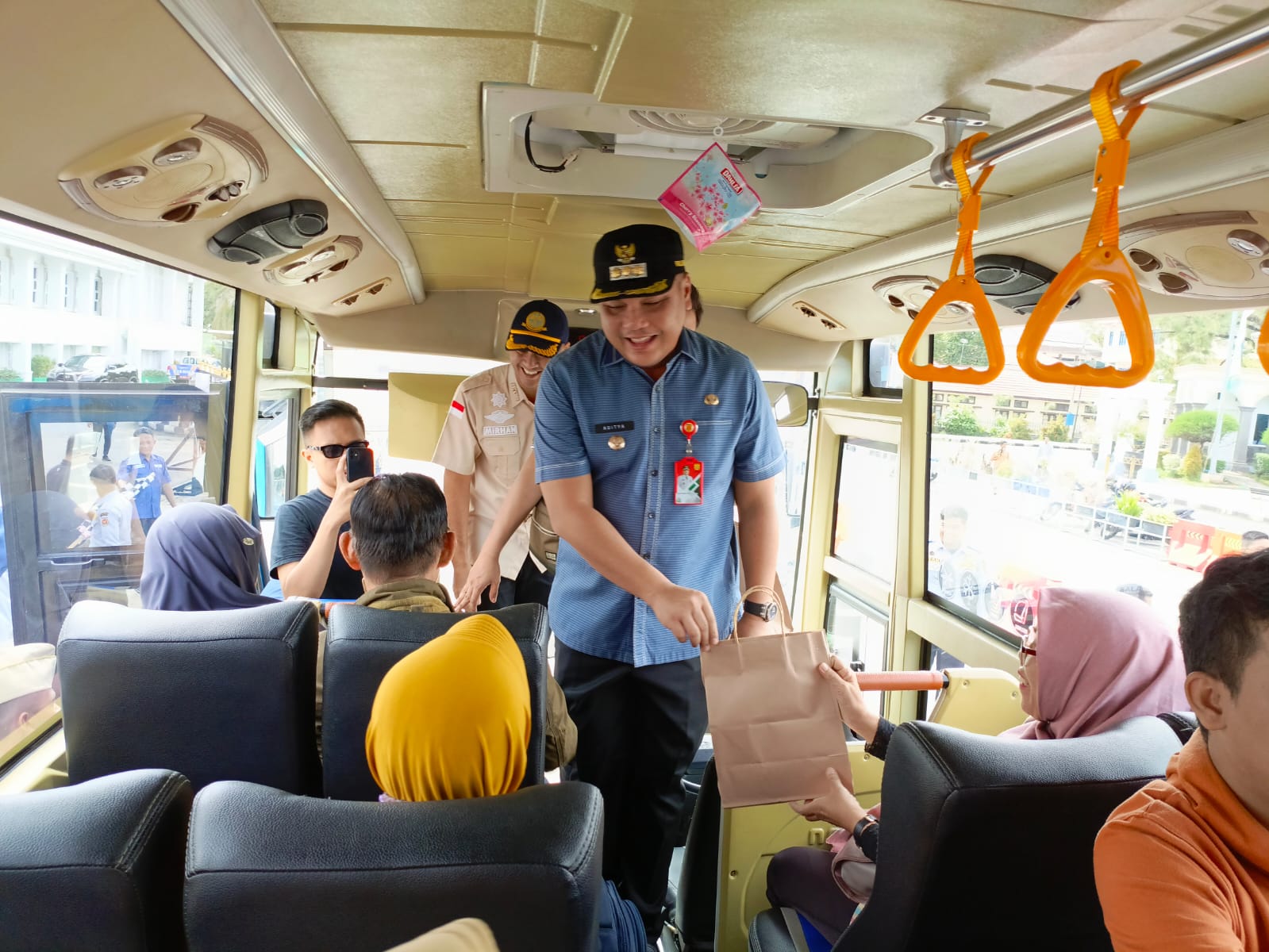 KIBARKAN BENDERA: Wali Kota Banjarbaru, Aditya Mufti Ariffin melepas rombongan bus layanan mudik gratis di depan gedung Balai Kota, Minggu (7/4/2024) pagi.(Foto:Fadlan Zakiri/Radar Banjarmasin)