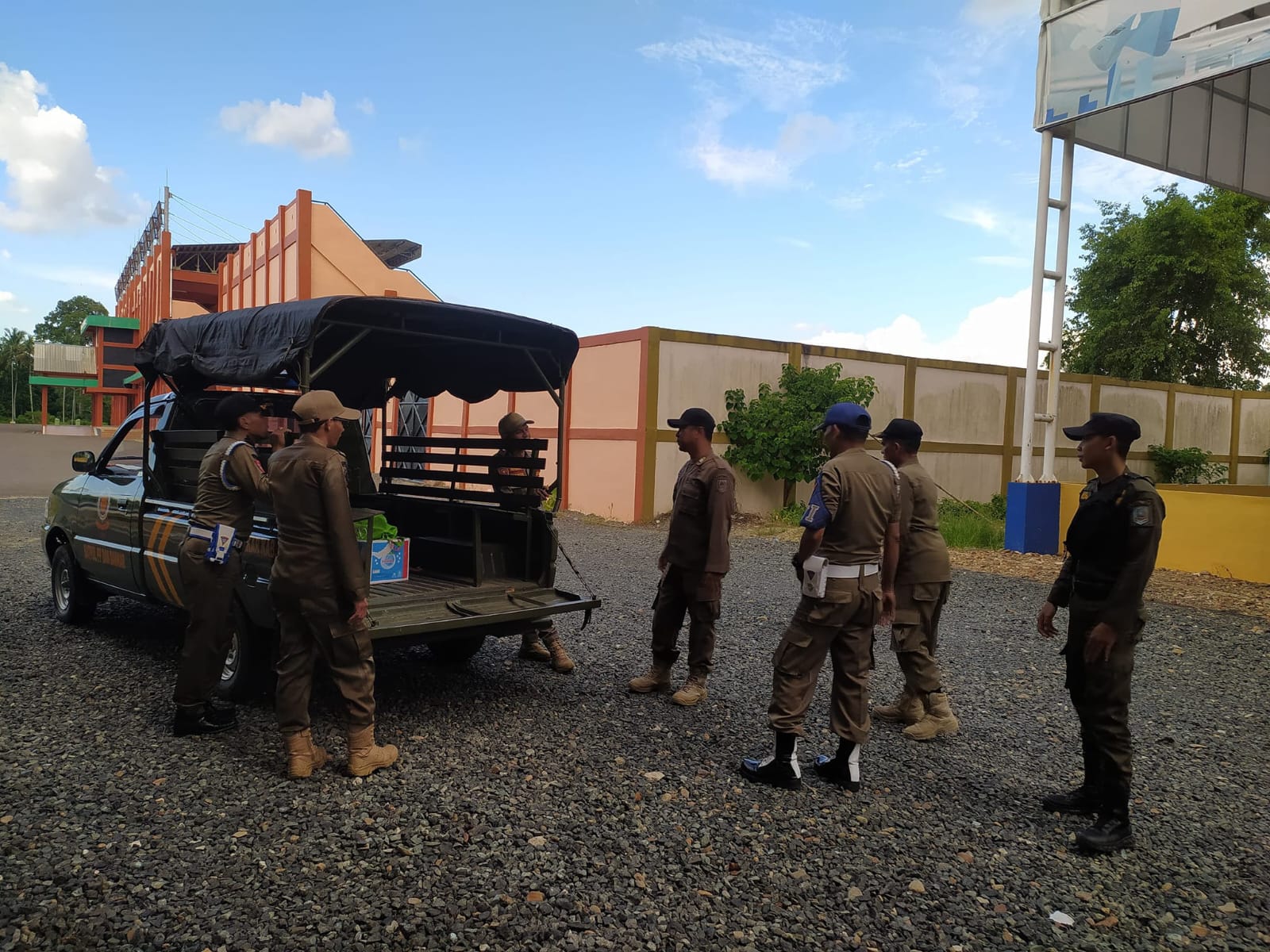 TEGAS: Satpol PP dan Damkar Kabupaten HSS saat patroli menegakkan Perda Ramadan.(Foto: Satpol PP dan Damkar Kabupaten HSS untuk Radar Banjarmasin)