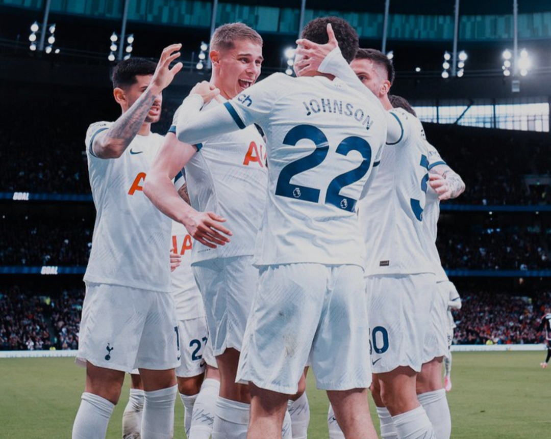 MENANG: Pemain Tottenham merayakan gol ke gawang Nottingham Forest dalam lanjutan Liga Inggris 2023-2024. (Foto: X/@SpursOfficial)