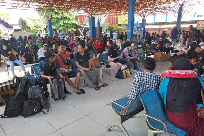 PADAT: Penumpang di Terminal Keberangkatan Pelabuhan Trisakti Banjarmasin, Ahad (7/4) siang.&nbsp;