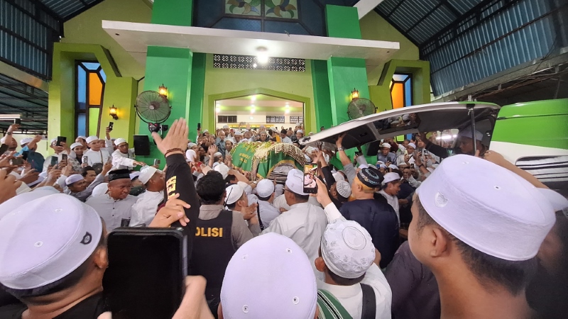 MENYEMUT: Pelayat rebutan mengangkat jenazah Guru Banjar Indah sebelum dimakamkan di Desa Tungkaran, Martapura.