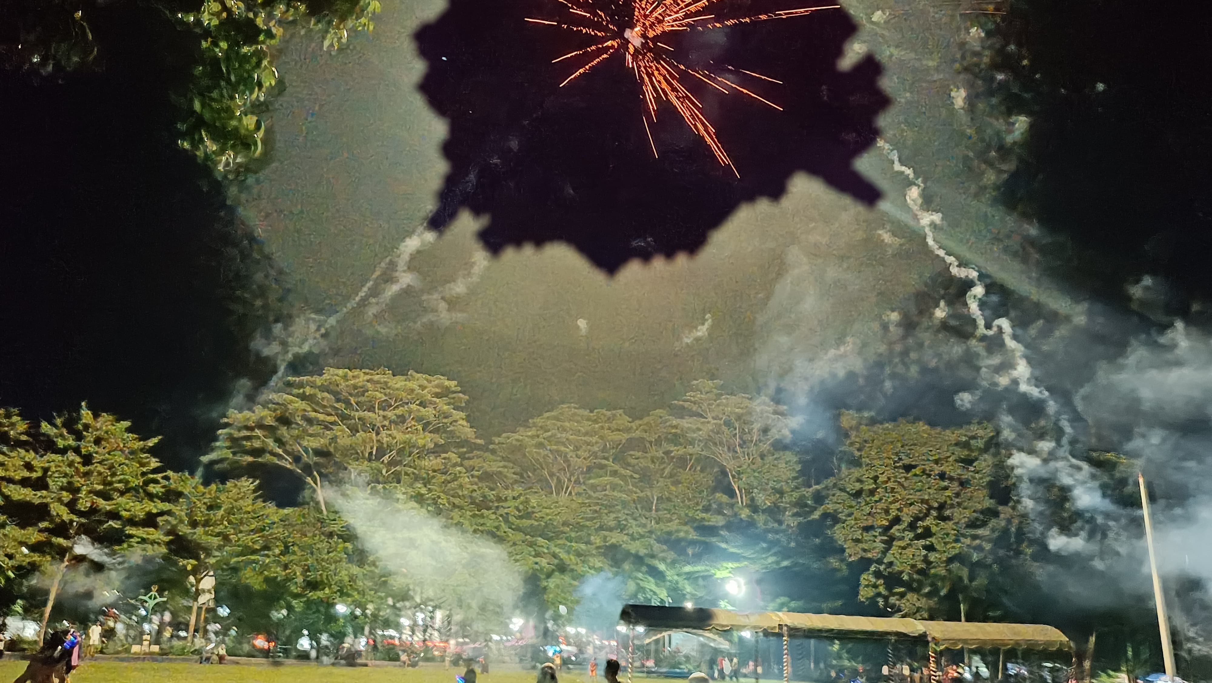 RAMAI: Warga Martapura berkumpul di Alun-Alun Ratu Zalecha Martapura pada malam 1 Syawal 1445 Hijriah, Selasa (9/4/2024).(Foto: Sheilla Farazela/Radar Banjarmasin)