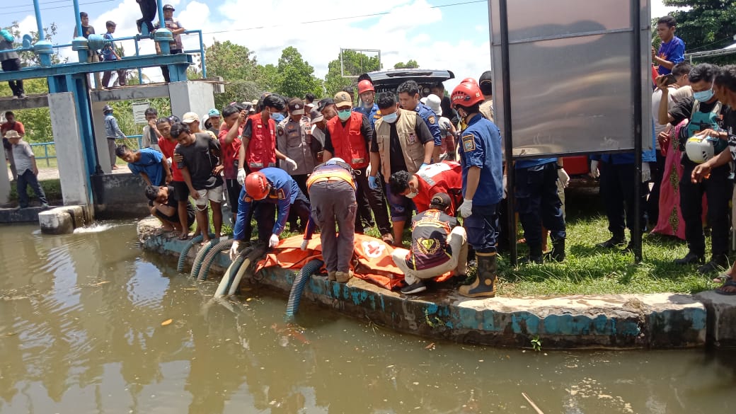 EVAKUASI: Penemuan sesosok Mayat laki-laki mengapung di Pintu Air Martapura, dievakuasi ke RSUD Ratu Zalecha Martapura, Sabtu (13/4)