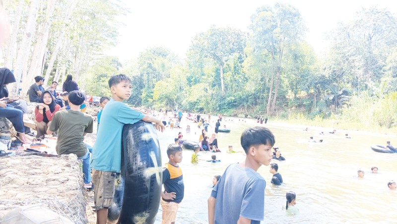 WISATA: Sejumlah pengunjung menikmati objek wisata Sungai Maranting Desa Gunung Batu, Kecamatan Tebing Tinggi, Kabupaten Balangan.