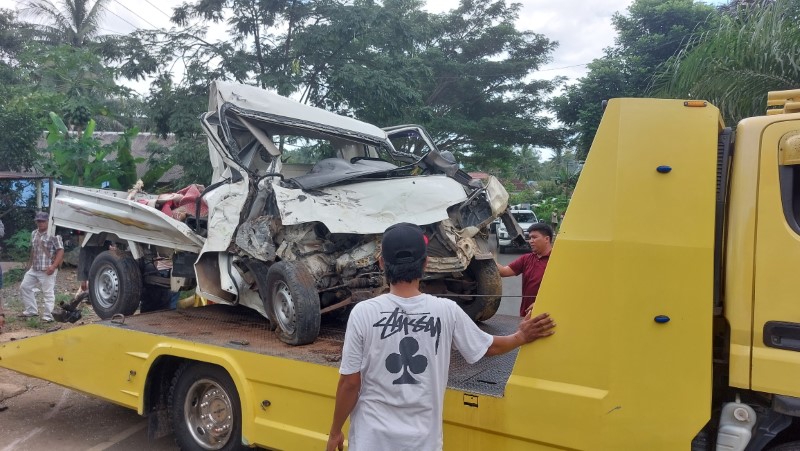 RINGSEK: Mobil pikap yang mengalami laka lantas dengan bus pariwisata di Desa Tajau Pecah, Kecamatan Batu Ampar, Minggu (14/4).