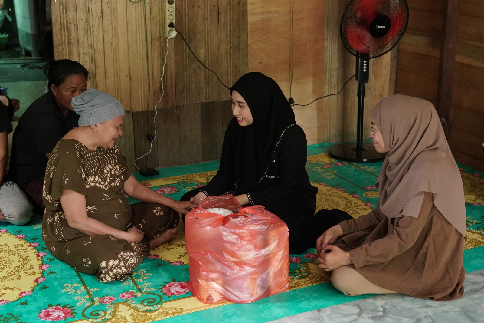 SILATURAHMI: Ketua Dekranasda HST Cheri Bayuni Budjang Aulia Oktafiandi bertamu ke rumah Nenek Busu Irul.
