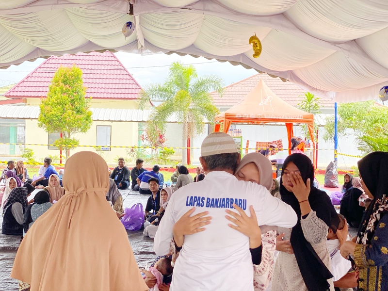 LEPAS RINDU: Warga binaan di Lapas Kelas II B Banjarbaru melepas rindu dengan keluarga saat momentum kunjungan lebaran.