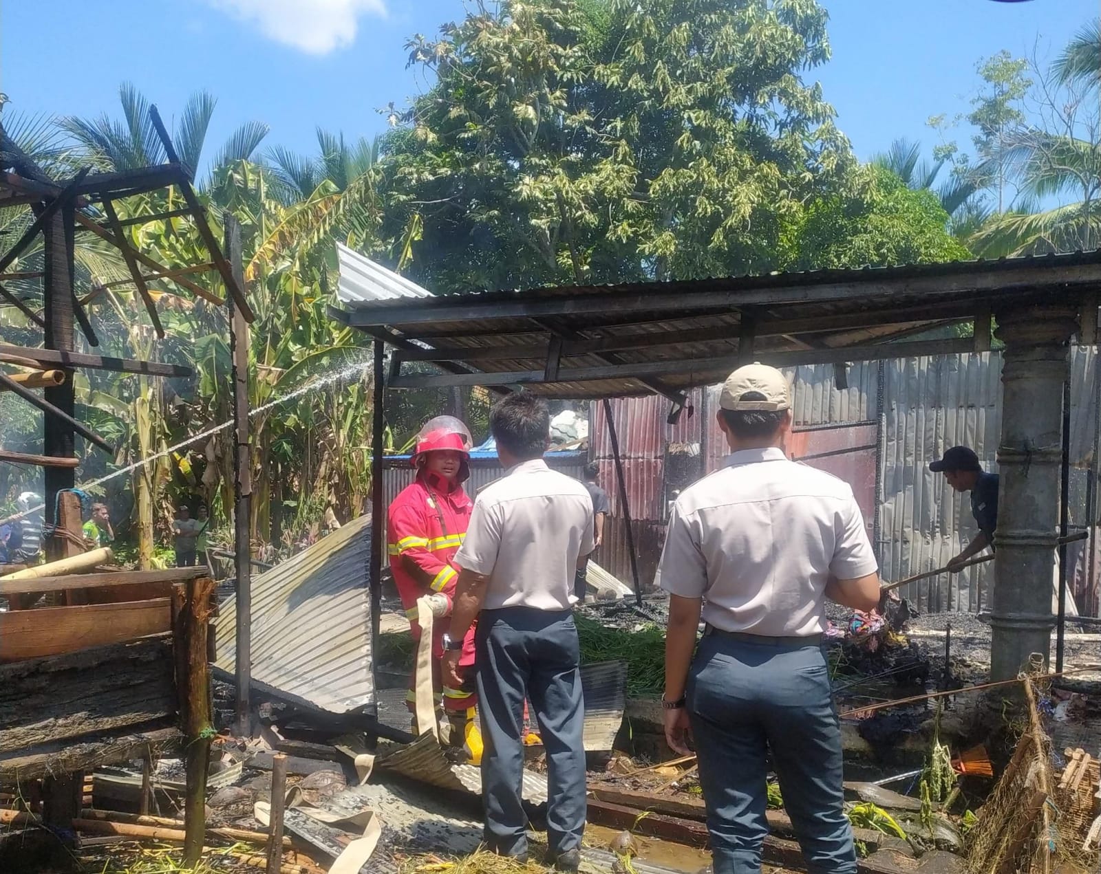 MUSIBAH: Rumah warga di Desa Kambat Utara, Kabupaten HST terbakar saat ditinggal pemiliknya berkebun.(Foto: BPBD HST untuk Radar Banjarmasin)