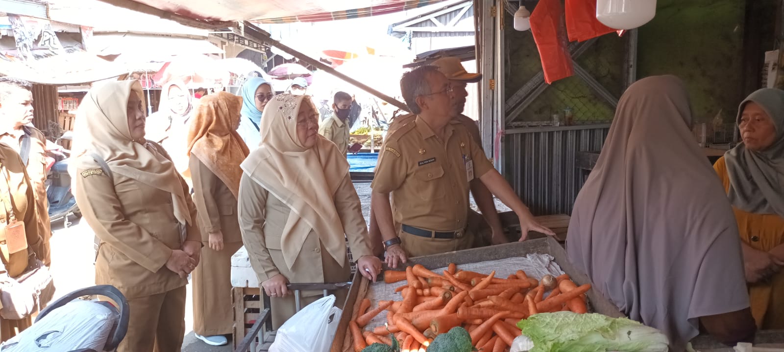 KOSONG: Penjabat Bupati Tabalong Hamida Munawarah bersama TPID Tabalong meninjau toko sayur di Pasar Tanjung.