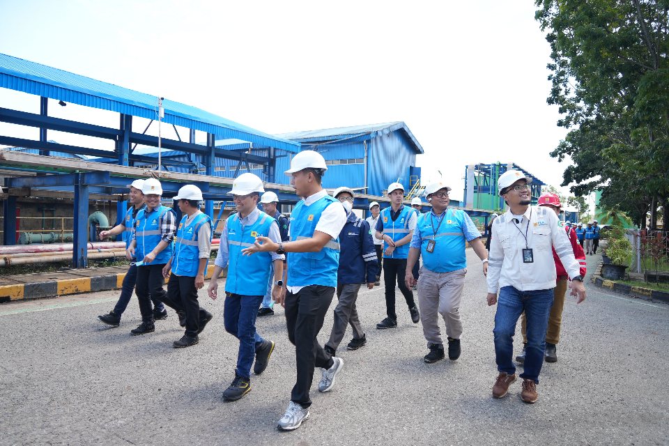 INSPEKSI : Direktur Operasi Pembangkit Batubara PLN Indonesia Power M Hanafi Nur Rifai beserta jajaran saat melakukan kunjungan ke PLTU Asam-Asam, Rabu (3/4/2024).